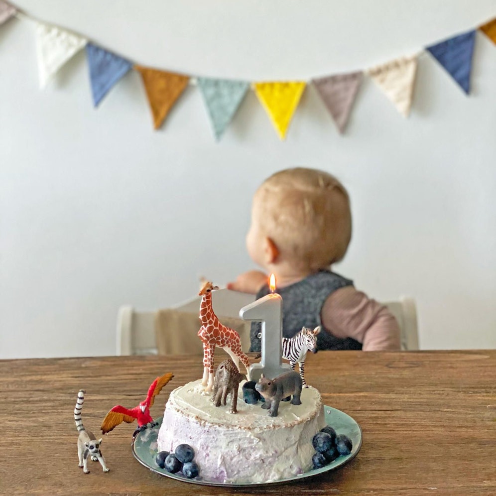 Zum ersten Geburtstag reicht eine gemütliche Feier. Die großen Kinderpartys kommen noch früh genug auf uns zu.