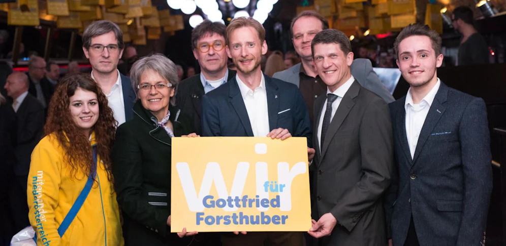 Unterstützen Forsthuber (Mitte): Maria Lager, Alexander Zidek, Landesrätin Petra Bohuslav, Georg Markus Kainz, Lukas Scheiber, Wirtschaftskammer-Obmann Jarko Rihbarsik und Benjamin Frohrmann.