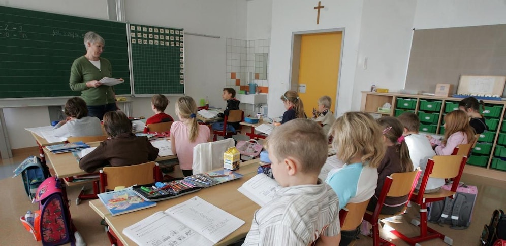 Bürgermeister Thomas Ram hat angeordnet, dass die Kreuze in den Klassenräumen wieder aufgehängt werden (Symbolbild).