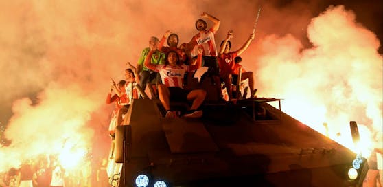 Belgrad-Fans feiern die Champions League auf einem Kriegspanzer