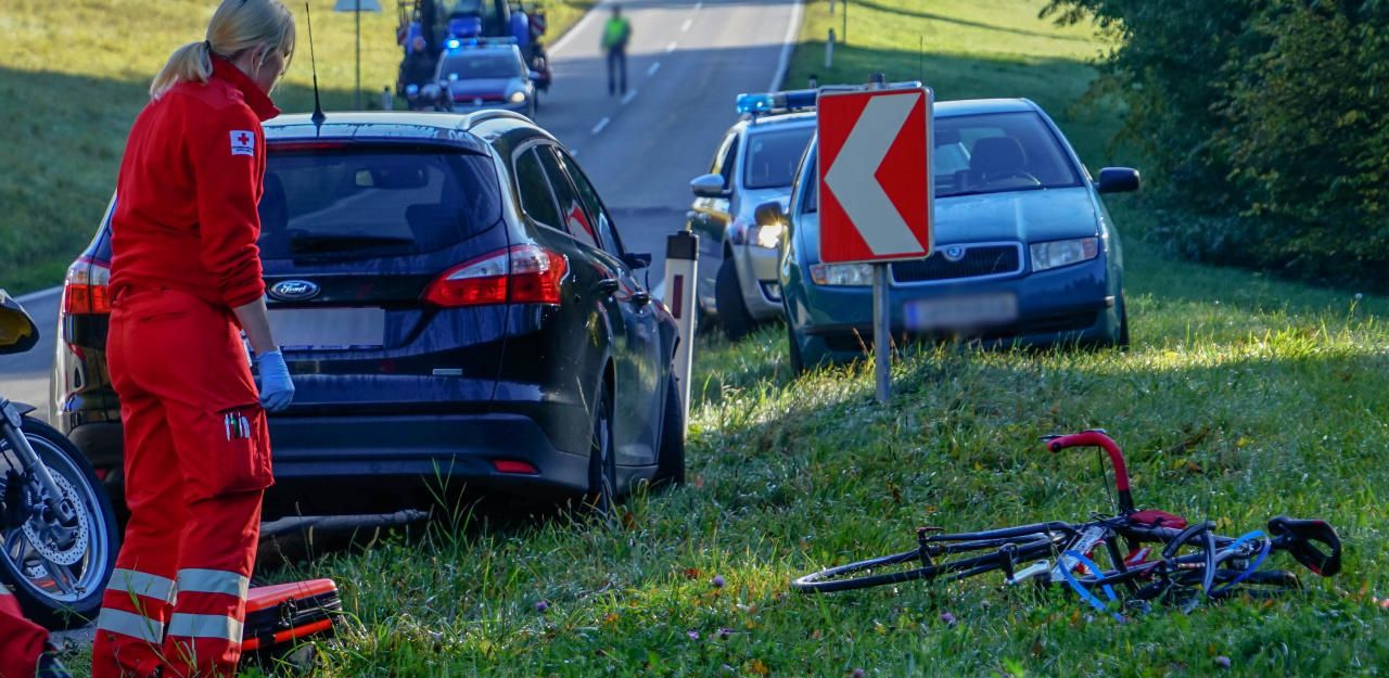 Auch am Samstag wurde ein Rennradfahrer von einem Pkw erfasst.