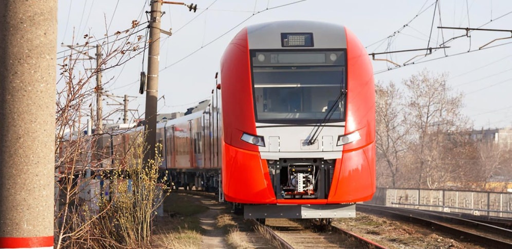 Der Pkw-Fahrer übersah den Triebwagen und krachte mit ihm zusammen (Symbolbild). 