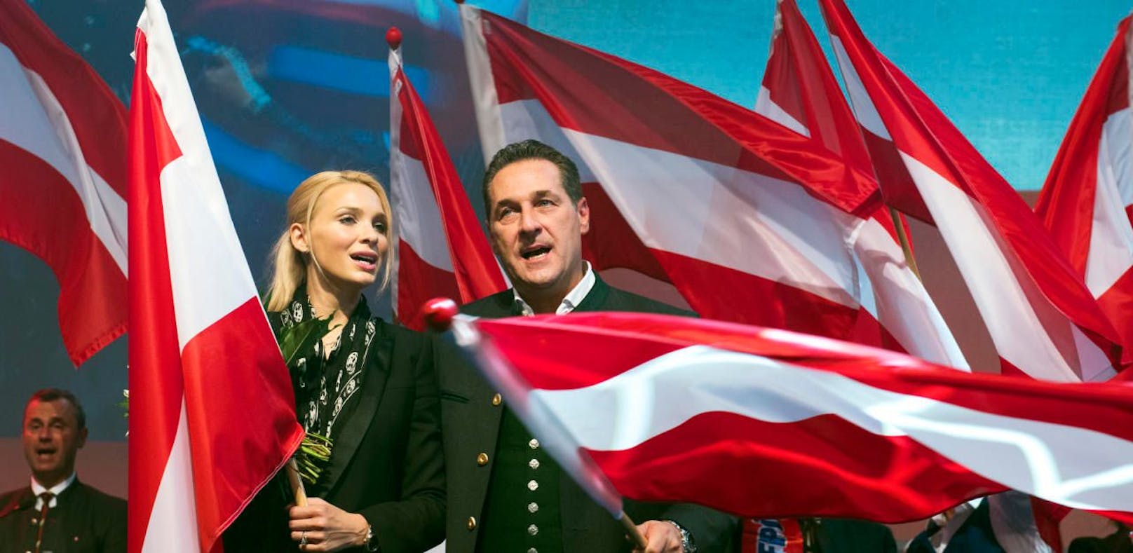 Heinz-Christian Strache und seine Ehefrau Philippa, hier beim Wahlkampfauftakt der FPÖ in Wels zur Nationalratswahl 2017.