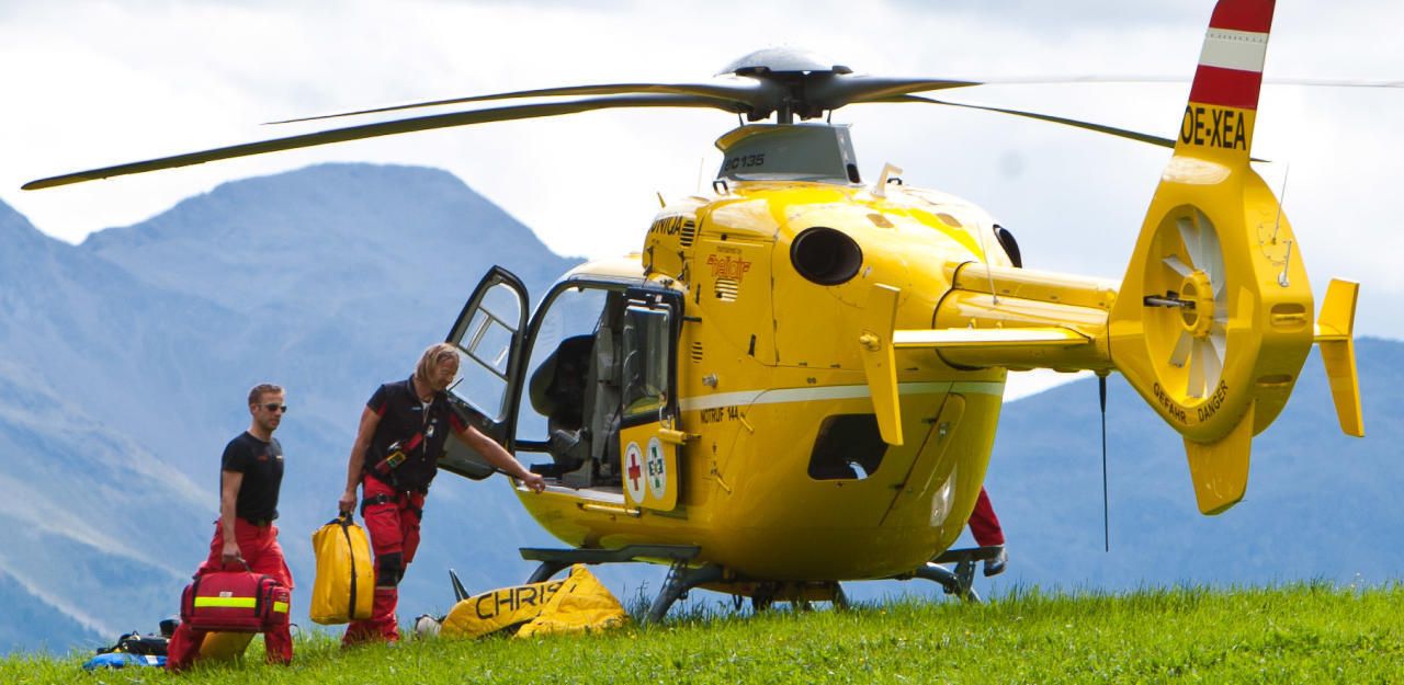 Der 64-Jährige wurde schwerverletzt vom Christophorus 7 in das BKH Lienz geflogen. (Symbolbild)