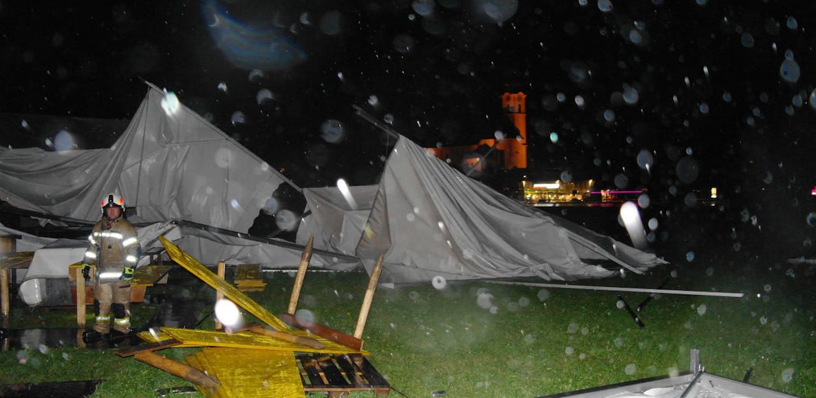 Die Zelte flogen durch die Luft und wurden schwer beschädigt