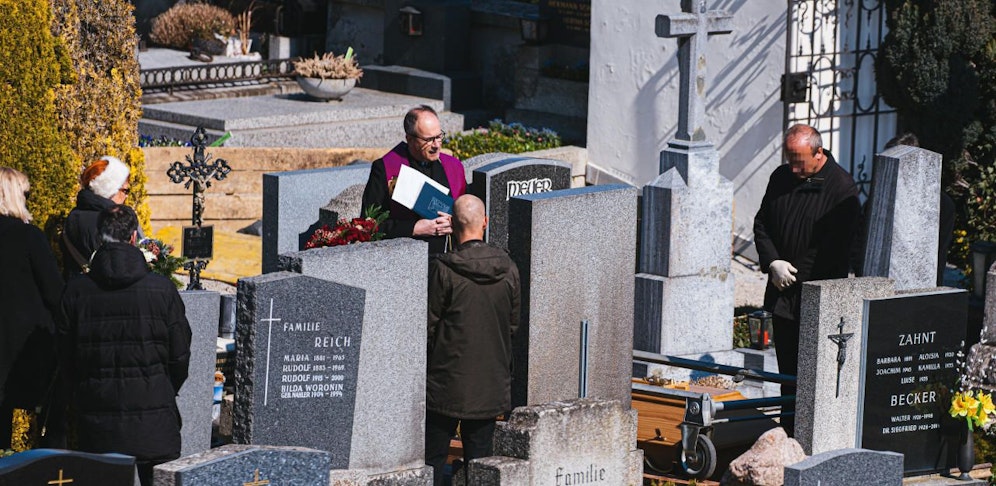 Maximal 10 Personen dürfen derzeit zu Begräbnissen (Symbolbild)