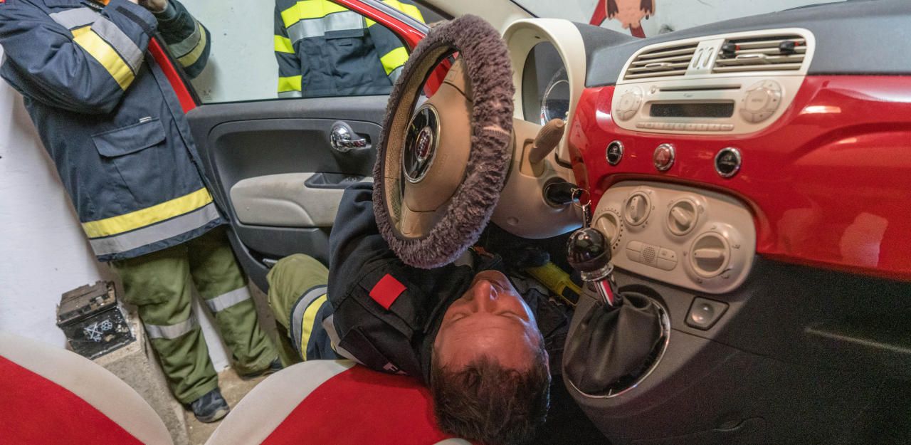 Heute.at - Katzenkind hinter Tacho von Fiat 500 gefangen