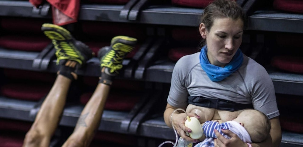 Während die Konkurrenten die müden Beine hochlegten, stillte Sophie Power nach 16 Stunden wieder ihren Sohn. 