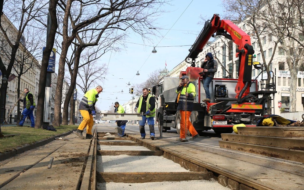 Wegen Gleisbauarbeiten drohen neue Staufallen. 