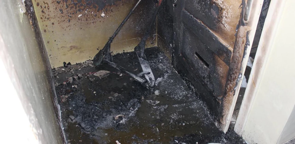 Ein paar Schachteln hatten Feuer gefangen, der Rauch war so extrem, dass das Gebäude evakuiert werden musste.