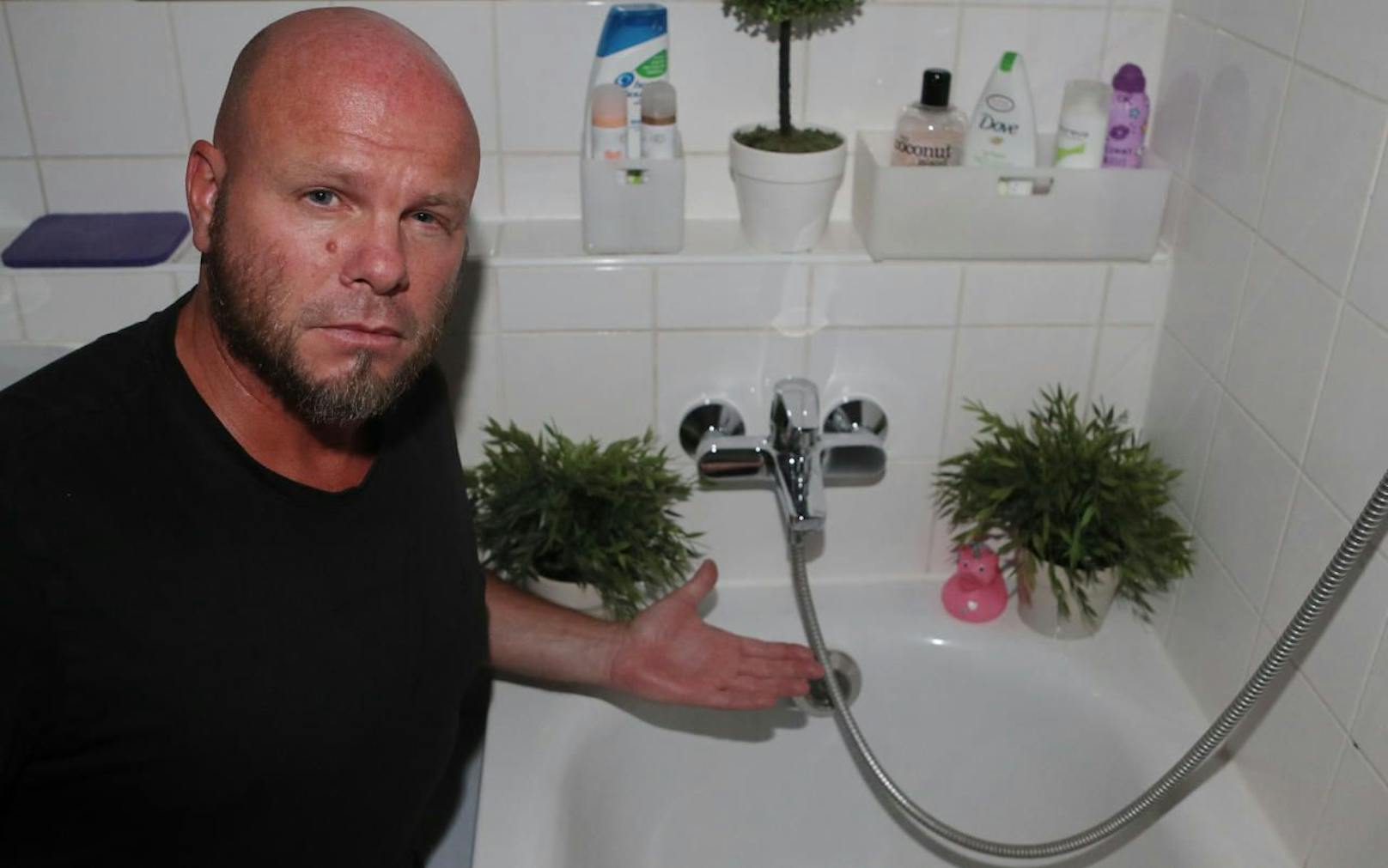 Der Wiener Gemeindemieter Rene P. (44) hat seit knapp vier Monaten mit Schwankungen der Wassertemperatur zu kämpfen. (c) Christian Ort