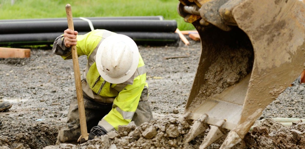 Der Arbeiter wurde von einem Bagger überfahren und schwer verletzt (Symbolbild)