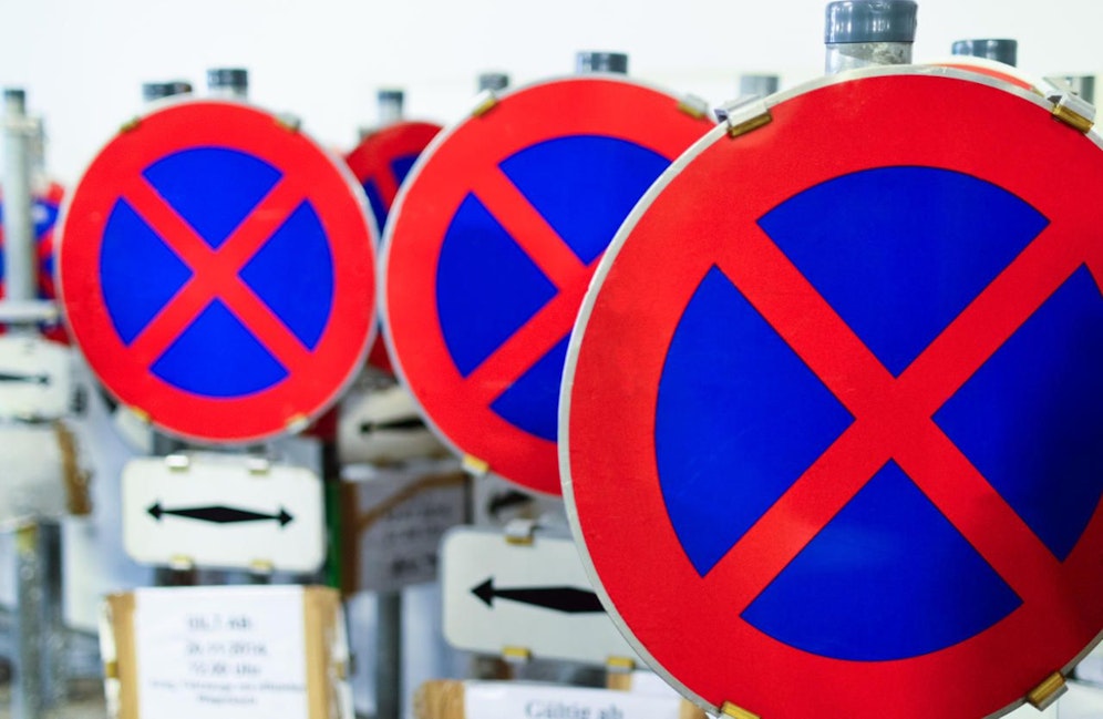 Ein Mann stand im Parkverbot, eine Strafe muss er aber nicht zahlen.