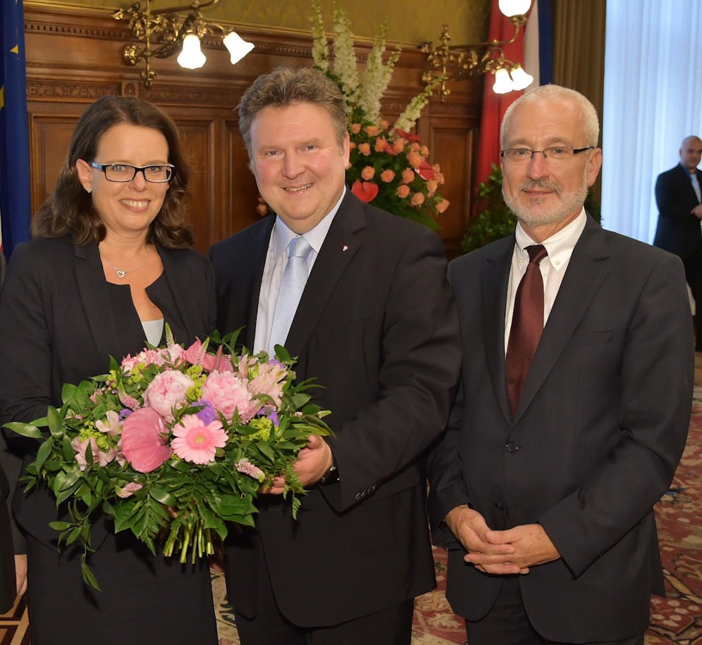 Der Wiener Bürgermeister Michael Ludwig (Mitte) und Wiens Magistratsdirektor Erich Hechtner (re.) überreichten Cordula Donner heute ihr Bestellungsdekret. (c) PID/Christian Jobst