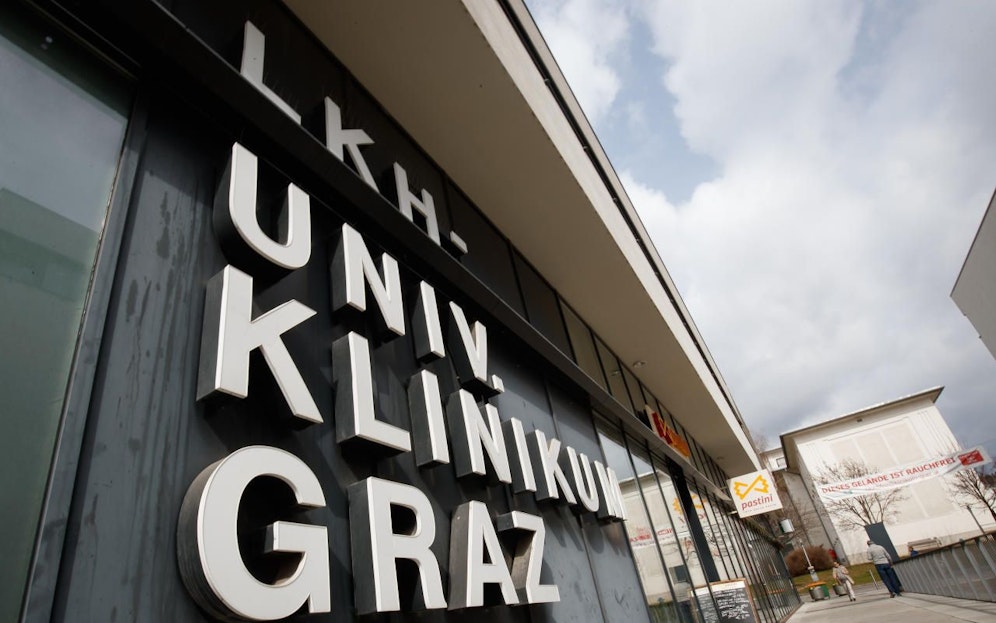 Der Bub wurde mit leichten Verletzungen in die Kinderchirurgie des LKH Graz eingeliefert.