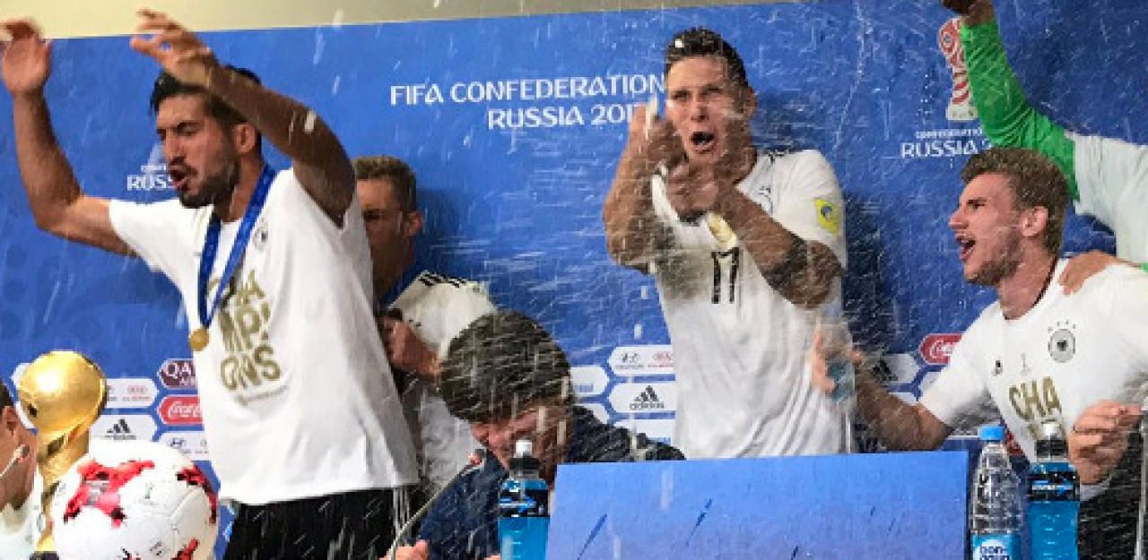 Heute.at - Hier wird Jogi von seinen neuen Helden geduscht