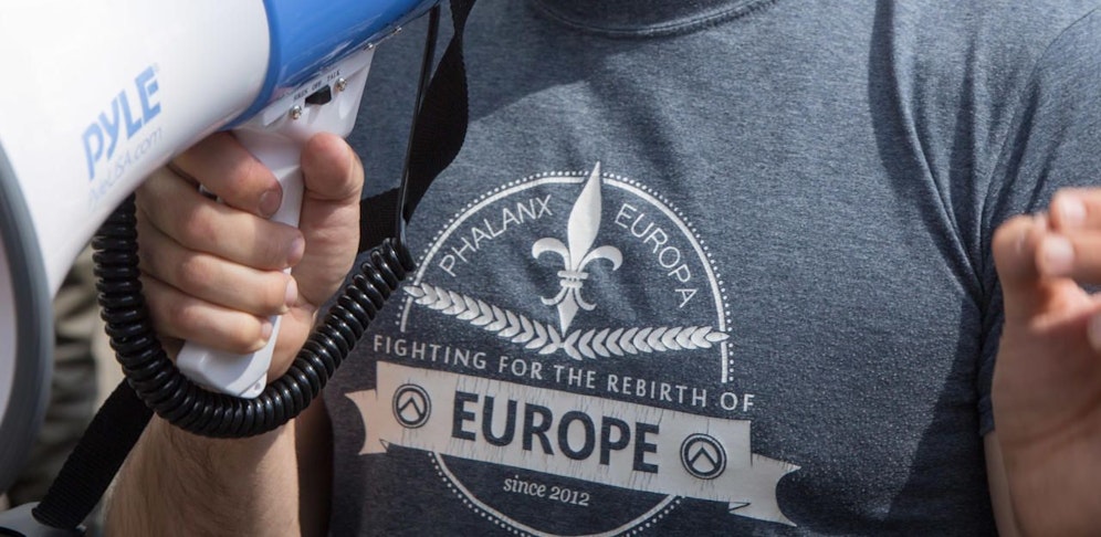 Der Attache der österreichischen Botschaft posierte mit einem T-Shirt des "Identitären"-Labels "Phalanx Europa"