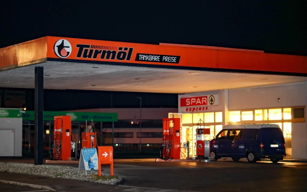 Der Täter stürmte mit einer Waffe in die Tankstelle.