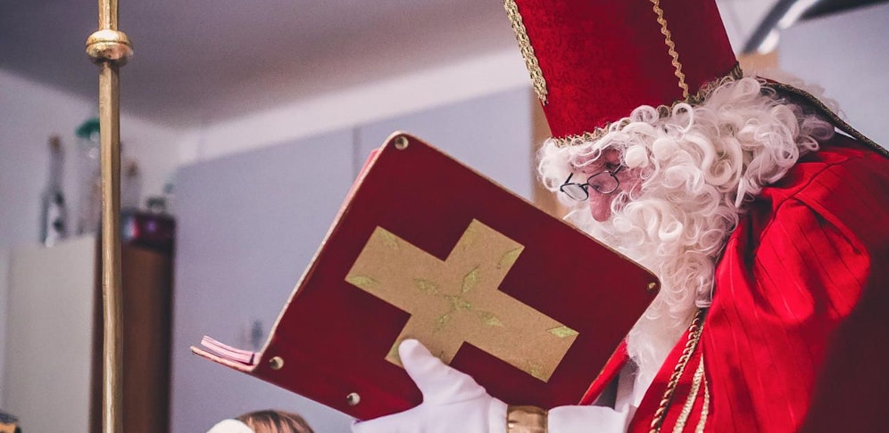 Nikolaus mit Engel, während eines traditionellen Hausbesuchs