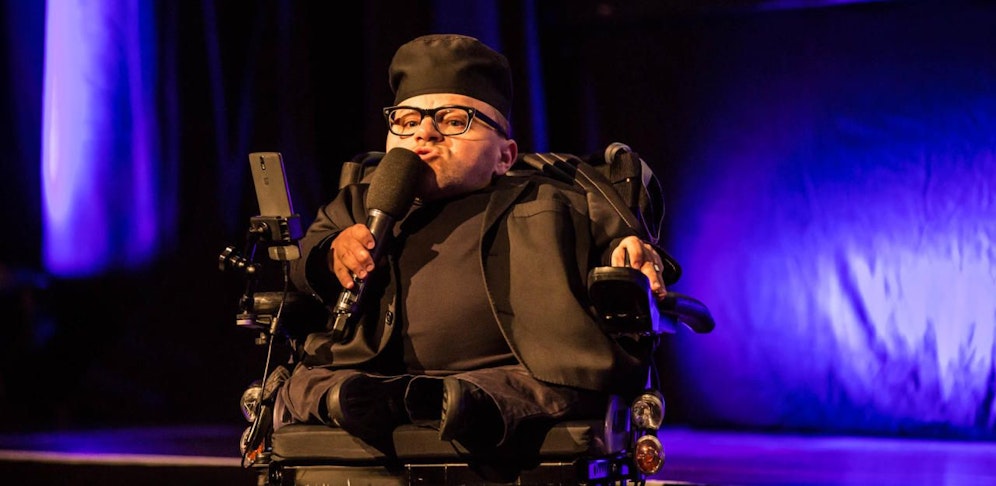 Martin Habacher wurde mit der Glasknochenkrankheit geboren. (Thorwartl / CC2.0)