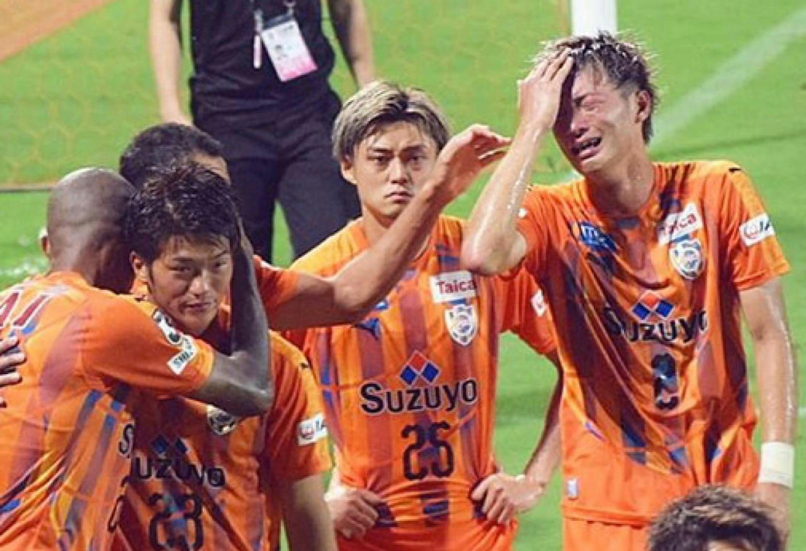 Innenverteidiger Yugo Tatsuta, so wie Kitagawa Eigenbauspieler im Klub und selbst Neo-Nationalspieler, brach vor 15.000 Fans in Tränen aus, heulte Rotz und Wasser. 