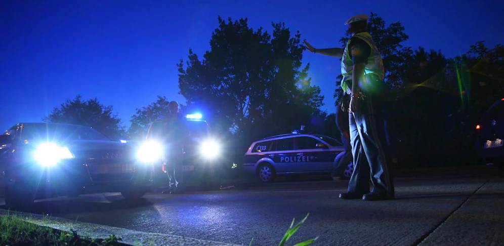 Die Polizei stoppte den Lenker und nahm ihn fest.
