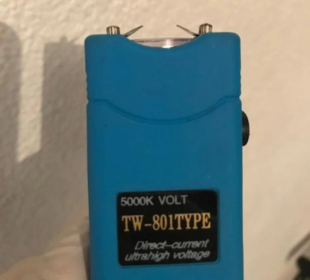 Der sichergestellte Elektroschocker eines der Verdächtigen.