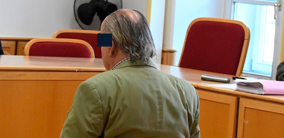 Der Beschuldigte soll schwerst kranken Menschen selbst gemischte Präparate teuer verkauft haben.