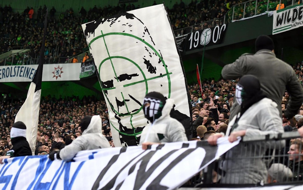 Das geschmacklose Plakat der Gladbach-Fans. 