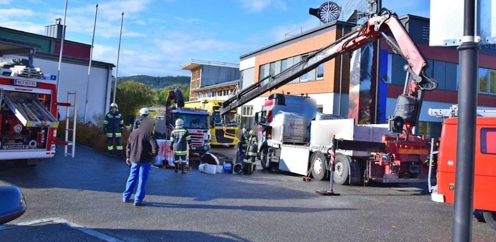 Die Flüssigkeiten mussten von den Feuerwehren gebunden werden.
