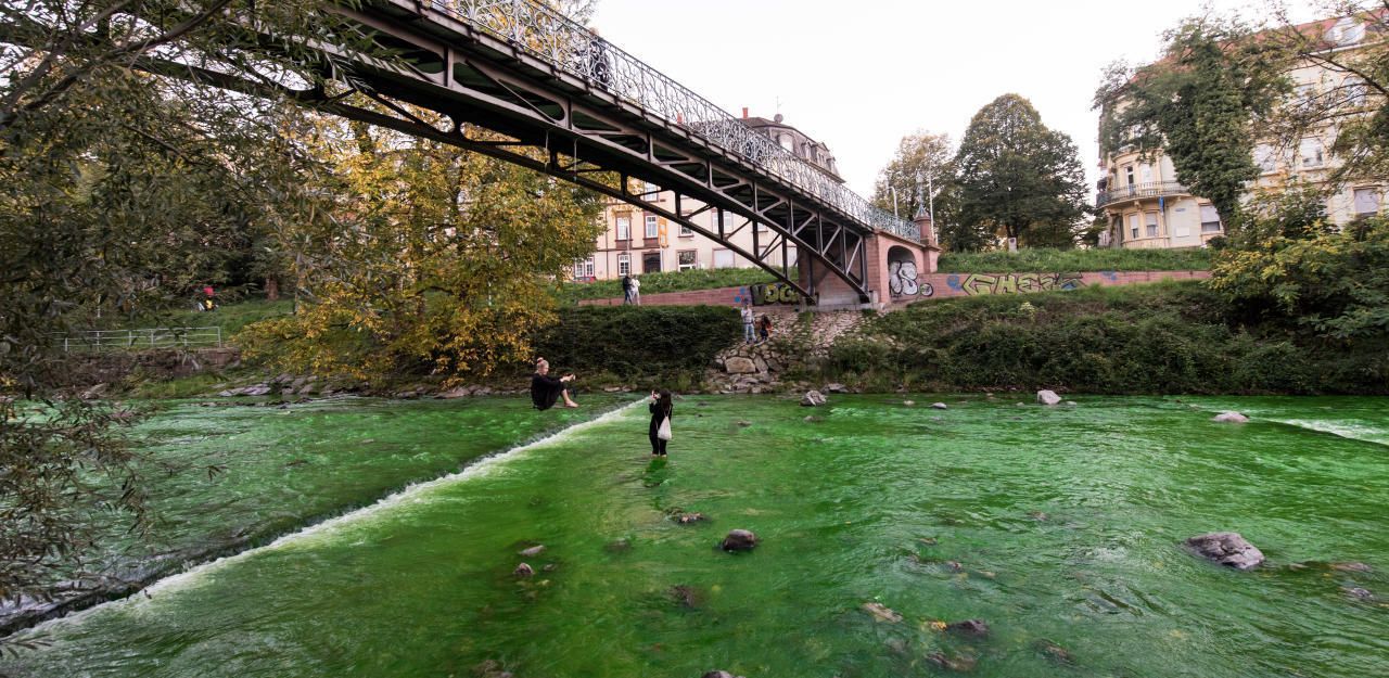Heute.at - Lebensmittelfarbe? Rätsel um giftgrünen Fluss