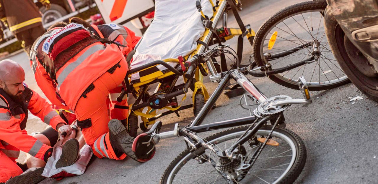Der Radfahrer wurde bei dem Unfall verletzt.