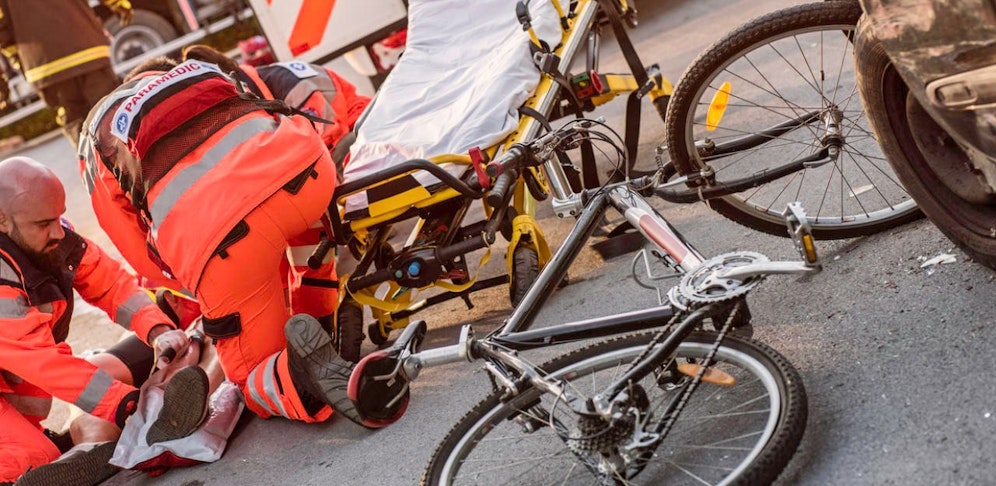 Das Ehepaar zog sich bei dem Radunfall schwere Verletzungen zu (Symbolbild)