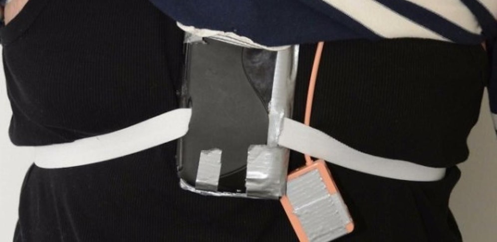 Über Mini-Kamera und Mikro am Körper der Prüflinge half der Betrüger bei der theoretischen Führerschein-Prüfung.