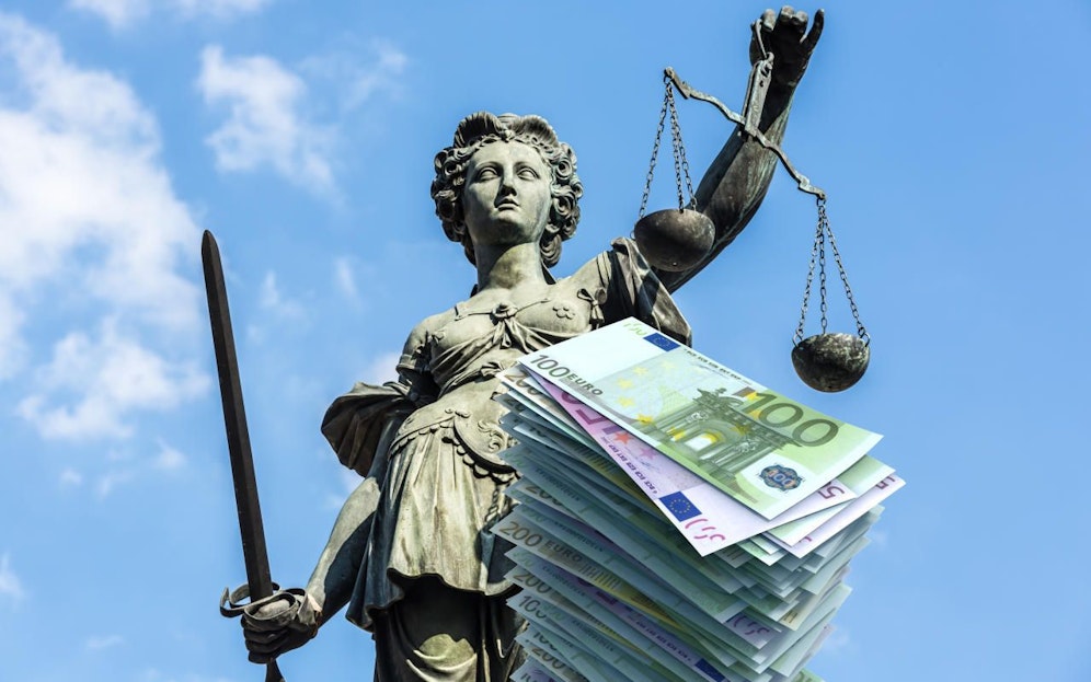 Justitia hat gesprochen: Banken müssen Hunderte Millionen zurückzahlen.