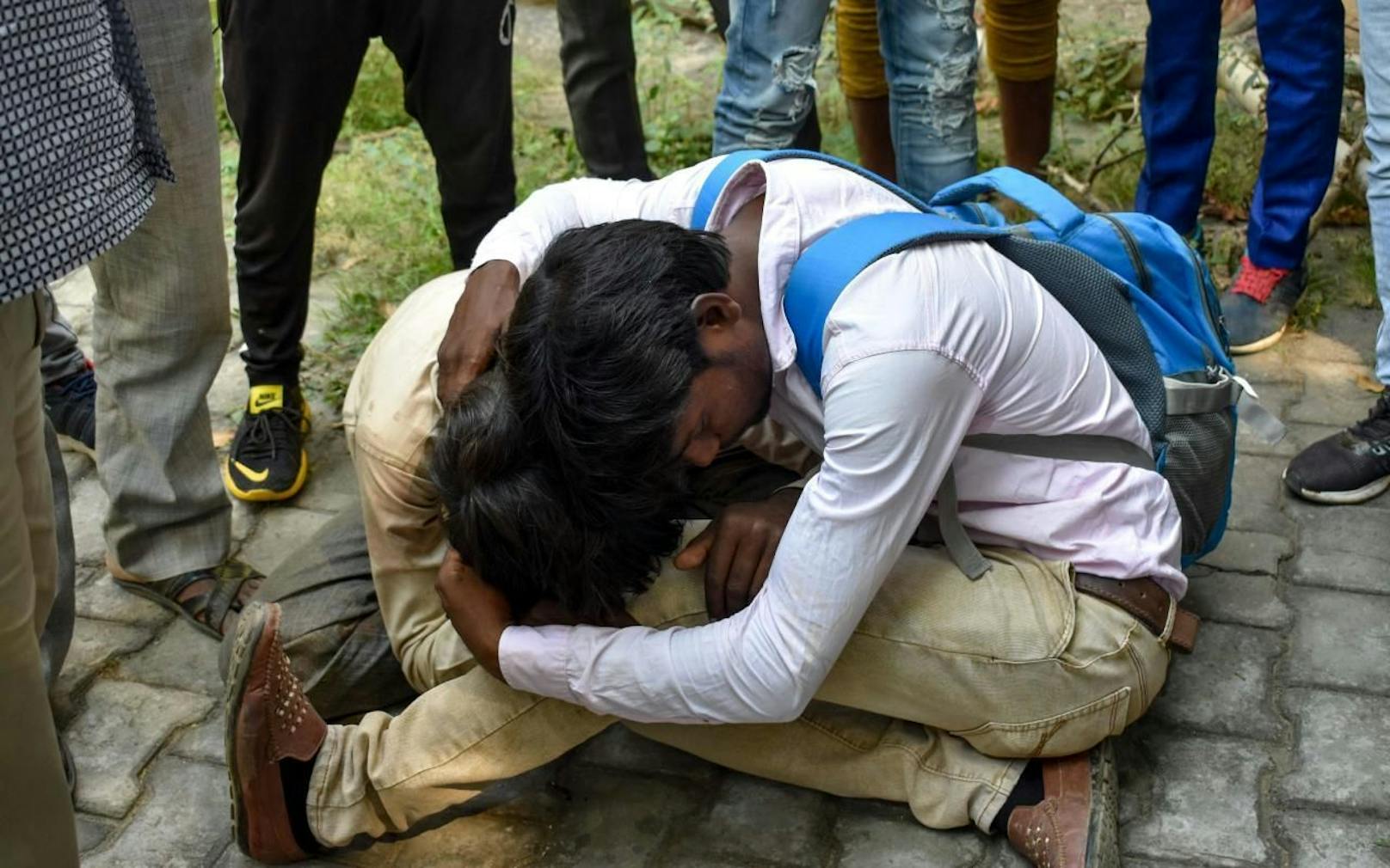 Angehörige trauern um die Opfer des Busunglücks im Bezirk Bulandshahr in Uttar Pradesh, Indien, am 11. Oktober 2019.