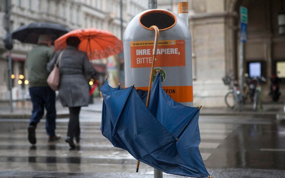 Regenschirm als "Sturmopfer"