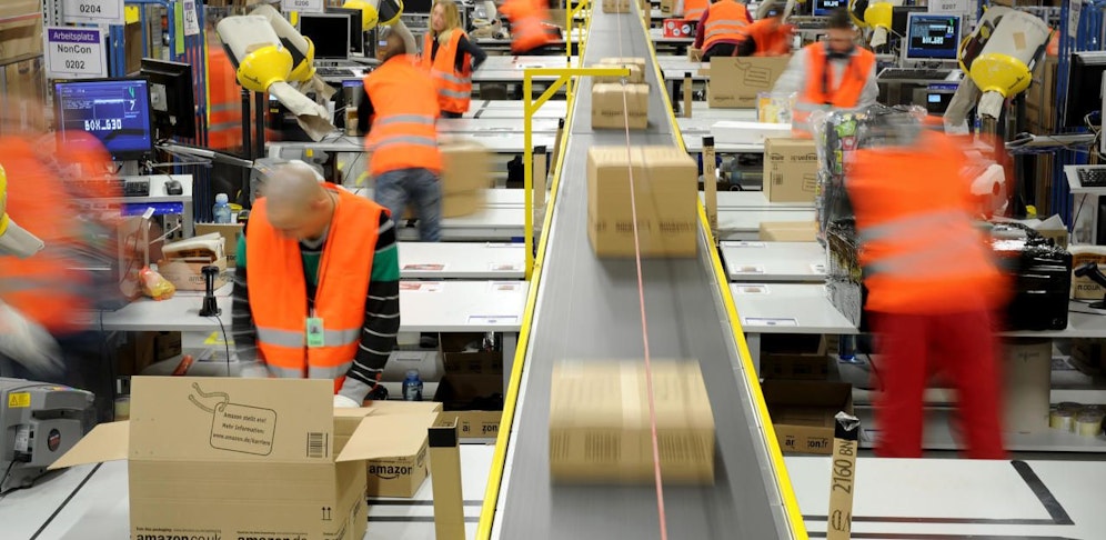 Mitarbeiter in einem der Amazon-Logistikzentren 