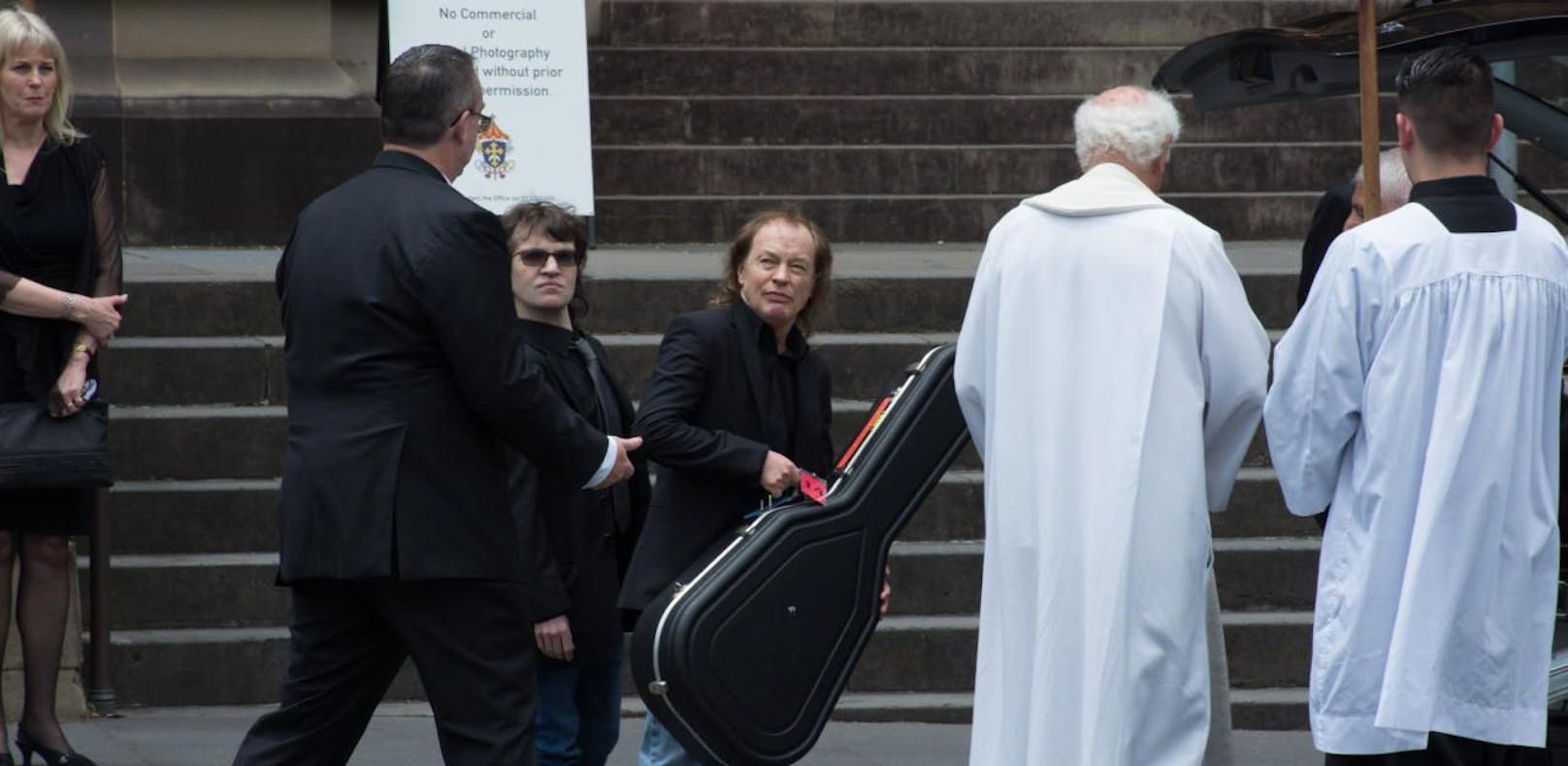 Angus Young brachte "The Beast" zur Beerdigung mit