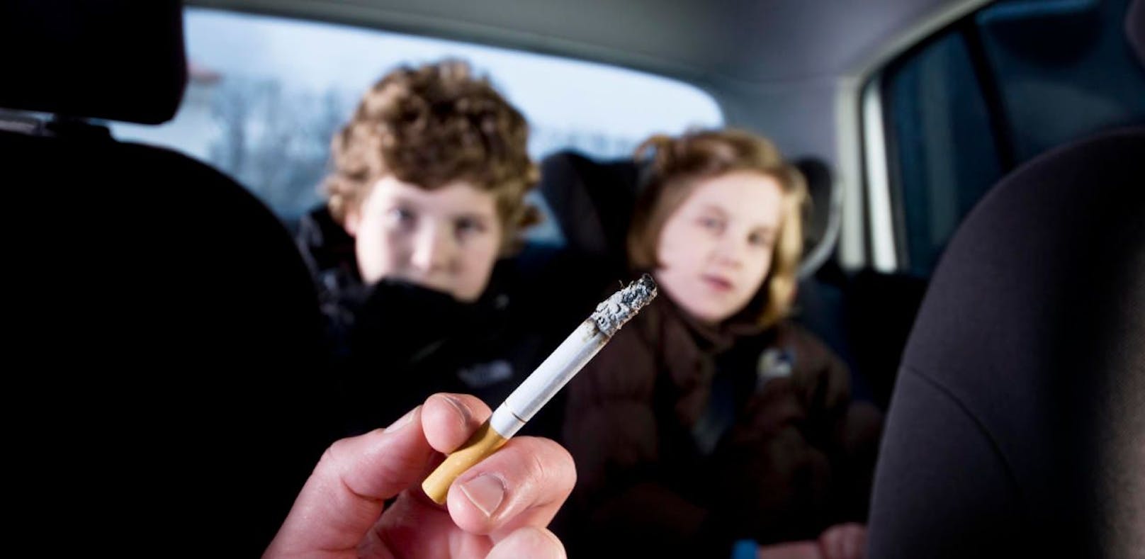 Sind Kinder im Auto, ist das Rauchen künftig verboten.