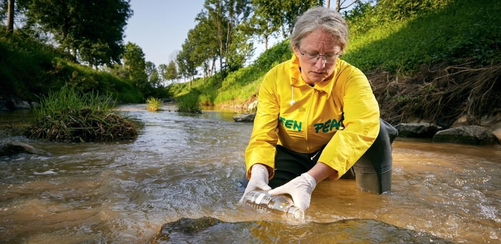 Greenpeace entnahm Wasserproben, um sie zu testen.