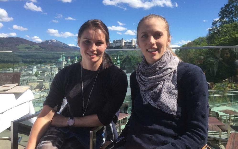 Kira Grünberg (re.) traf in Salzburg Anna Veith zum Interview.
