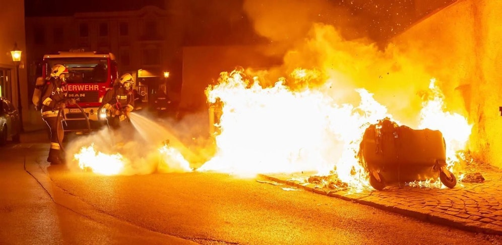 Müllbehälter in Brand: Die Feuerwehr musste löschen.