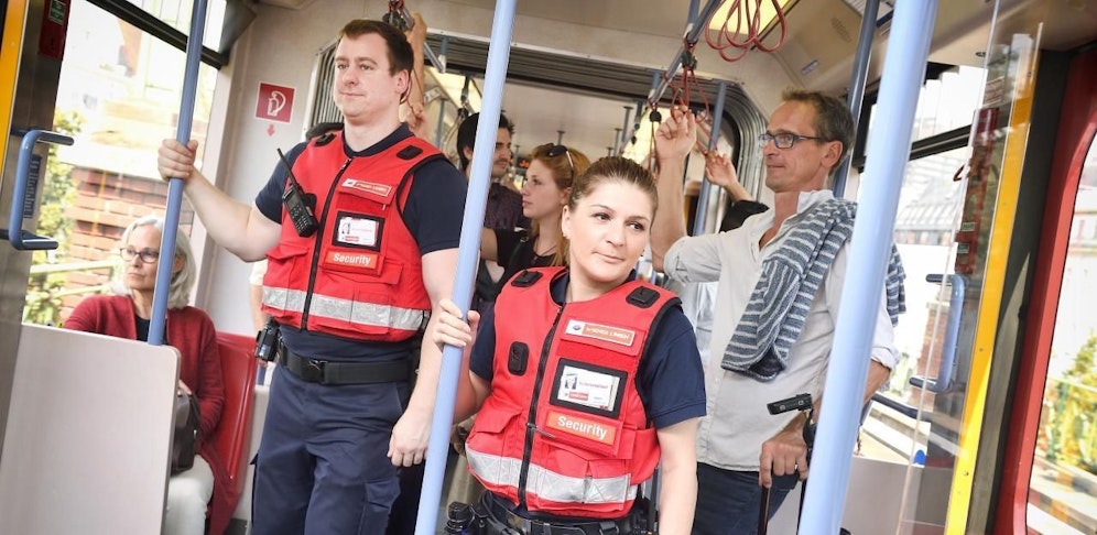 Die MitarbeiterInnen der Securtiy-Teams achten auf die Einhaltung der Hausordnung im U-Bahn Bereich.