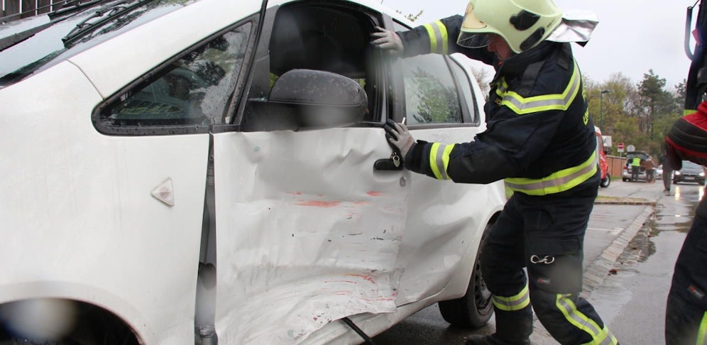 Zwei Pkw kollidierten miteinander. 