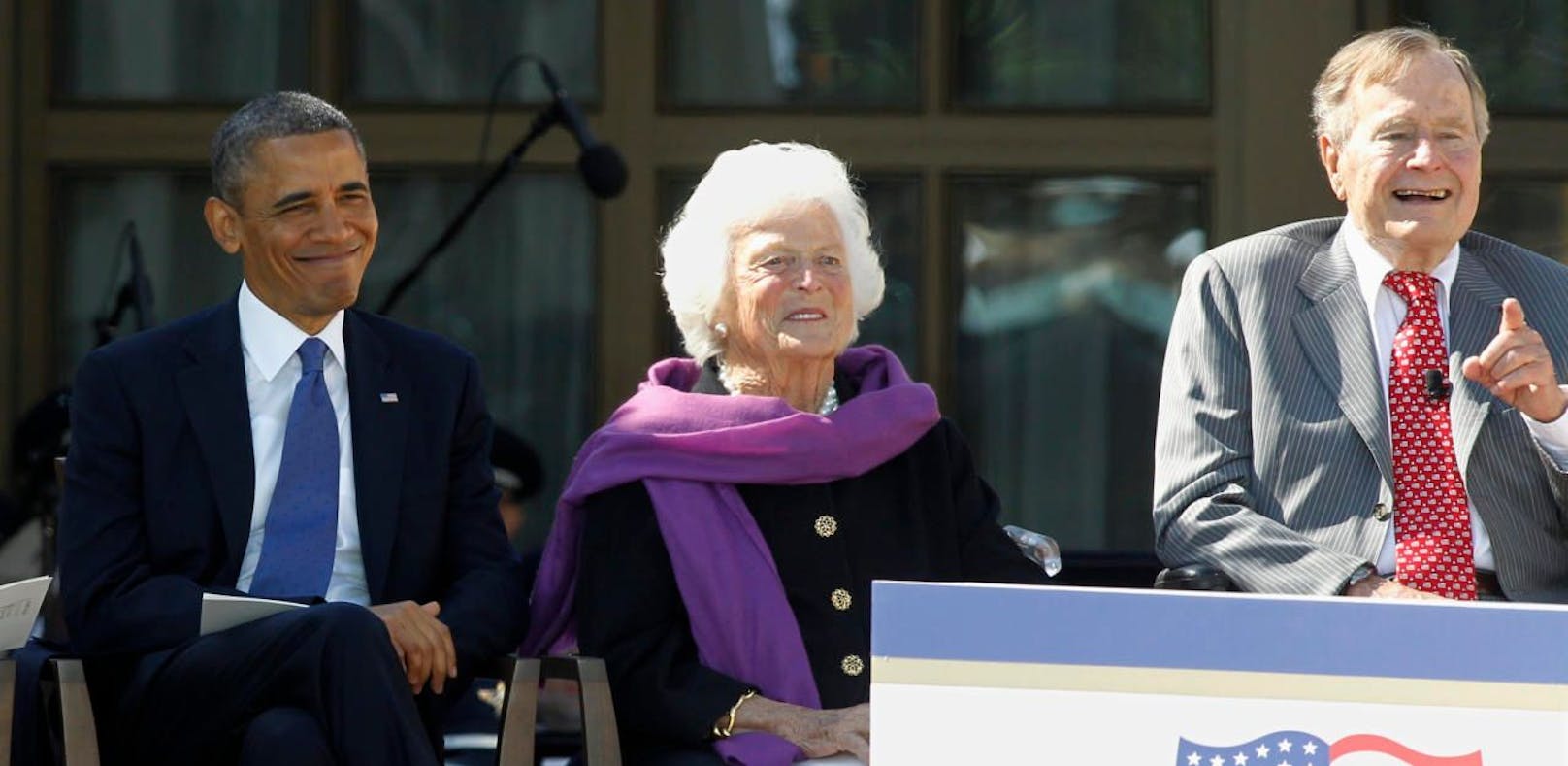 Barbara Bush zwischen ihrem Ehemann George H.W. Bush und dem damaligen US-Präsidenten Barack Obama