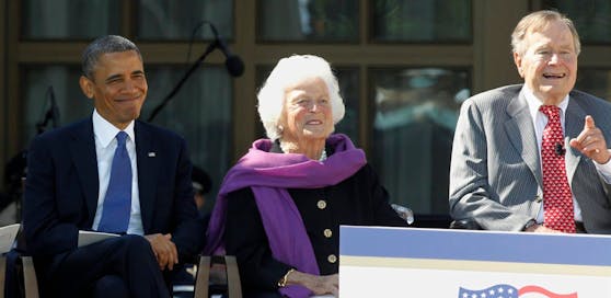 Barbara Bush zwischen ihrem Ehemann George H.W. Bush und dem damaligen US-Präsidenten Barack Obama