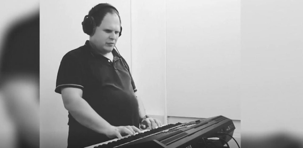 Hochkonzentriert im Ton-Studio: Walter Klinger bei der Aufnahme seiner vierten CD, "Walter No4"