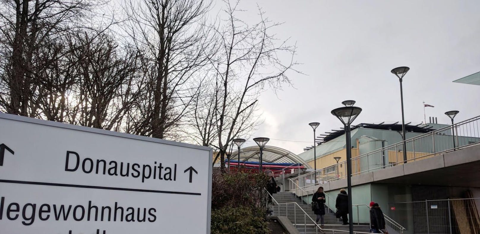 Ein Kind wurde ins SMZ Ost (Donauspital) geflogen.