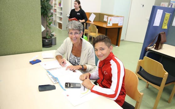 Lernhelferin Dorothea Wehrenfenning und ihr "Schüler" Ibrahim-Manuel (r.)